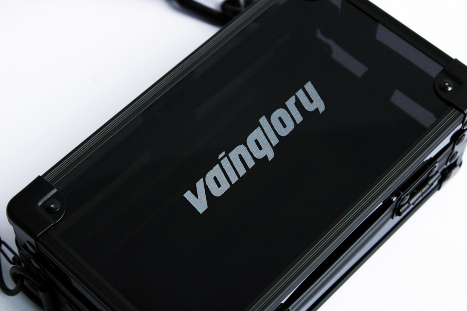 Load image into Gallery viewer, Reflective Cigarette Clutch Pocket Box